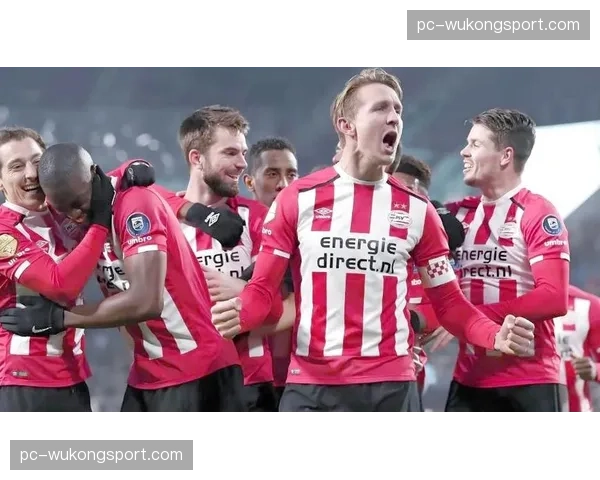 荷兰杯决赛：费耶诺德加时赛2-1绝杀埃因霍温夺冠