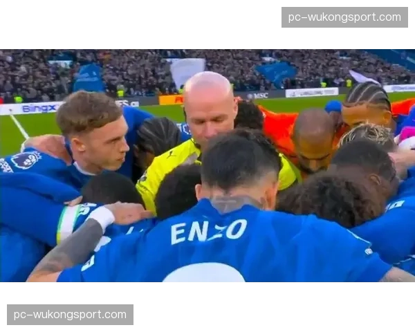 伦敦德比中场休息，切尔西小球迷闯入场地与帕尔默击掌后被安保带离